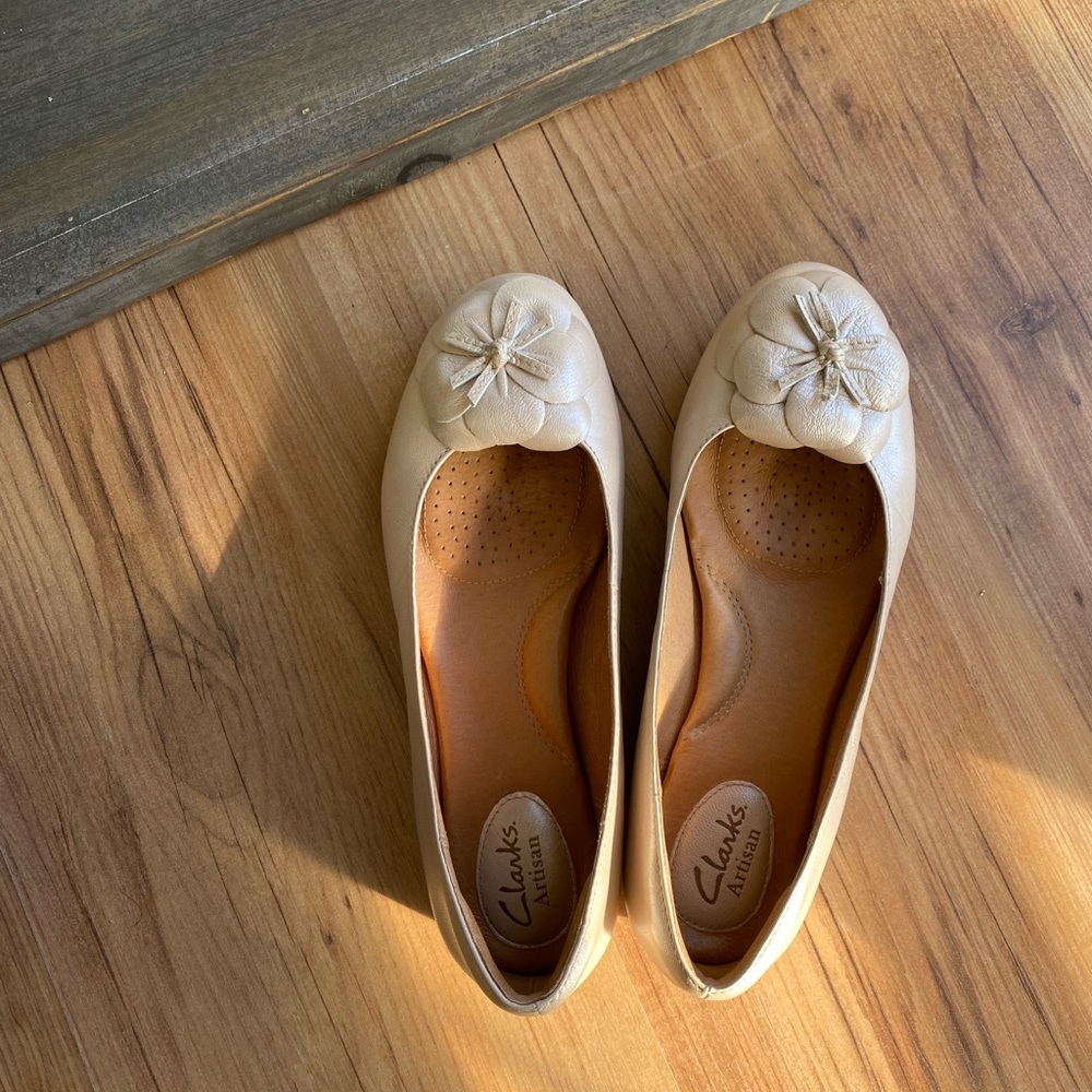 Clarks artisan genuine leather flats in a glossy cream/champagne colour